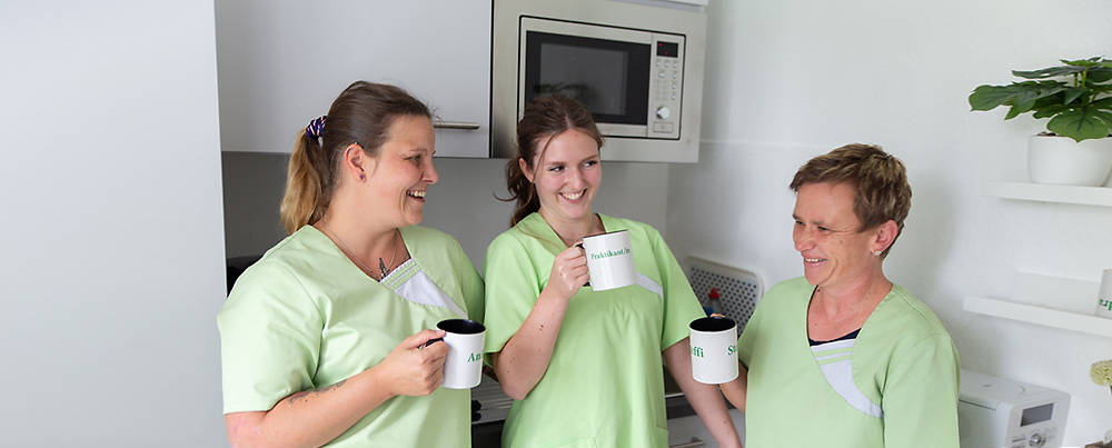 Gruppe von Pflegerinnen im Gespräch