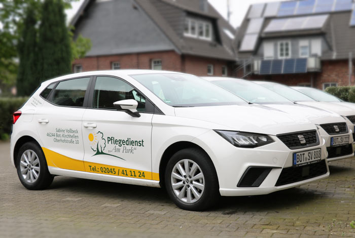 Fahrzeuge des Pflegedienst auf Parkplatz